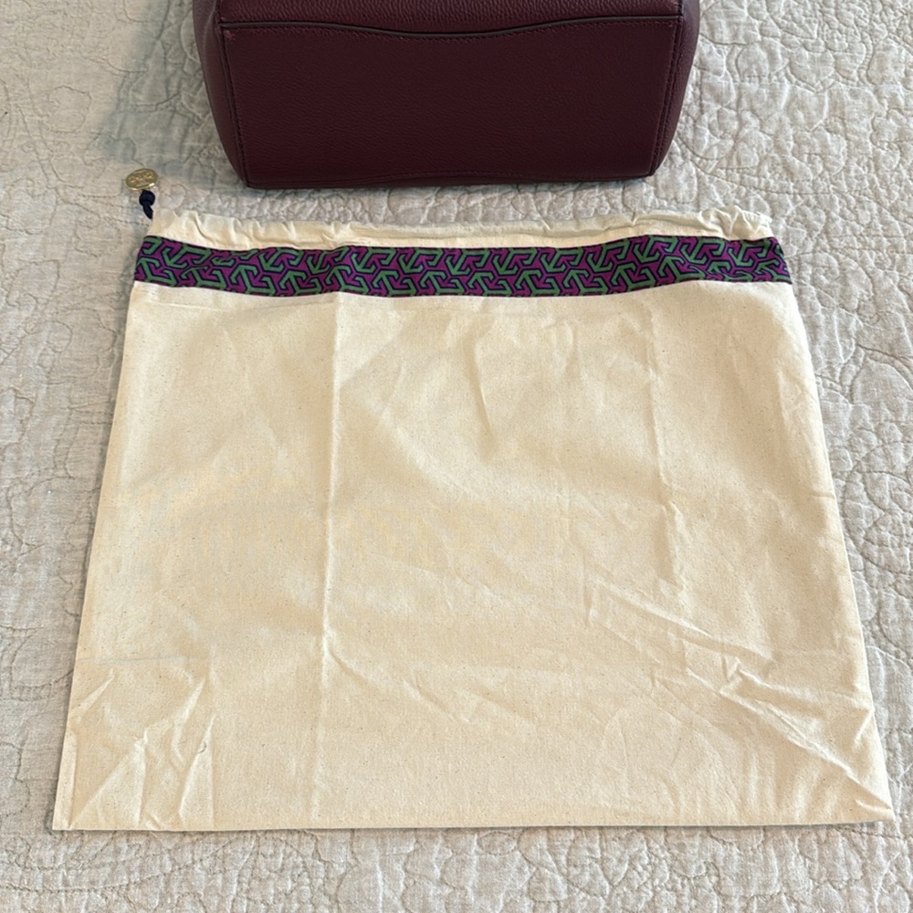 TORY BURCH McGraw Bucket Bag and matching McGraw Bi-Fold Wallet, burgundy/maroon - Picture 10 of 10
